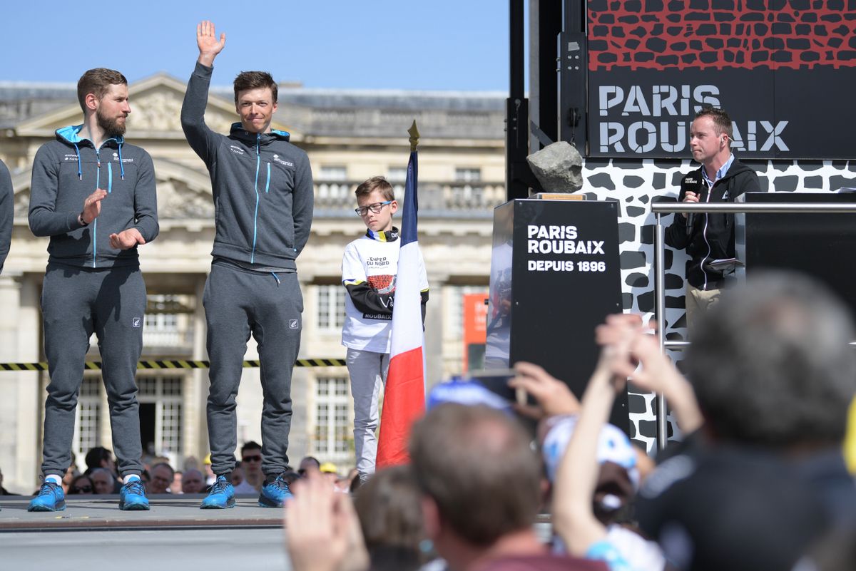 Oliver Naesen waves to the crowd
