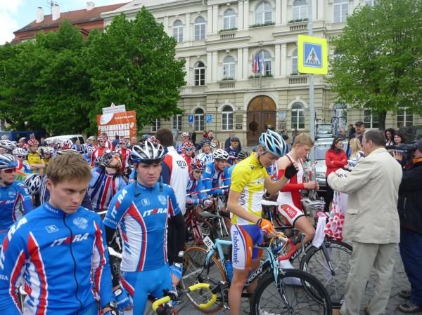 The peloton lines up for stage 3b