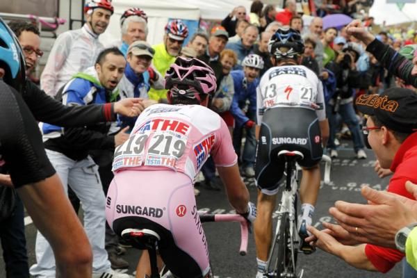 The tifosi cheer the maglia rosa on Monte Grappa