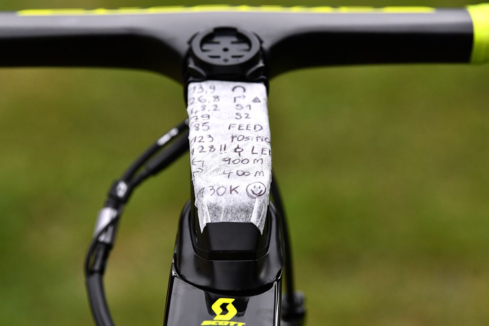 Jolien D'hoore's bike with a pink ribbon tied to the saddle for breast cancer campaign - OVO Enery Women's Tour stage 1 start - Mitchelton-Scott bike
