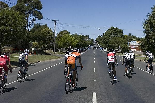 Confusion reigned in the home straight as the split in the lead group
