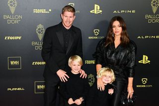 Manchester City's Belgian midfielder Kevin de Bruyne (L) and his wife Michele Lacroix pose upon arrival to attend the 2022 Ballon d'Or France Football award ceremony at the Theatre du Chatelet in Paris on October 17, 2022.