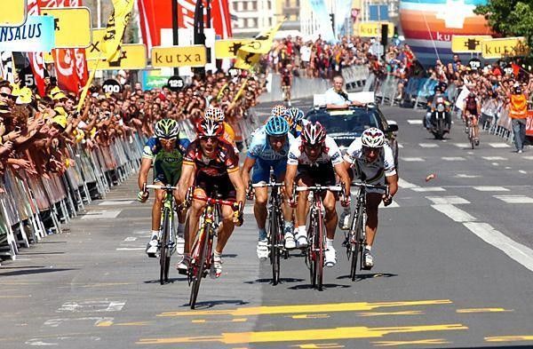 Alejandro Valverde (Caisse d'Epargne) holds off his rivals