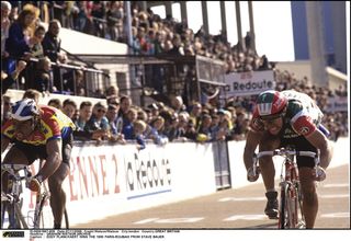 Bauer and Planckaert sprint for the line at Paris-Roubaix 1990