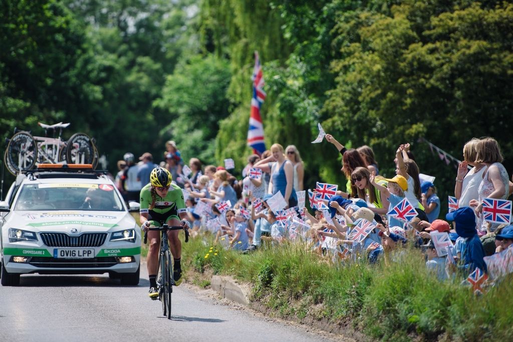 School children cheer on Alison Tetrick