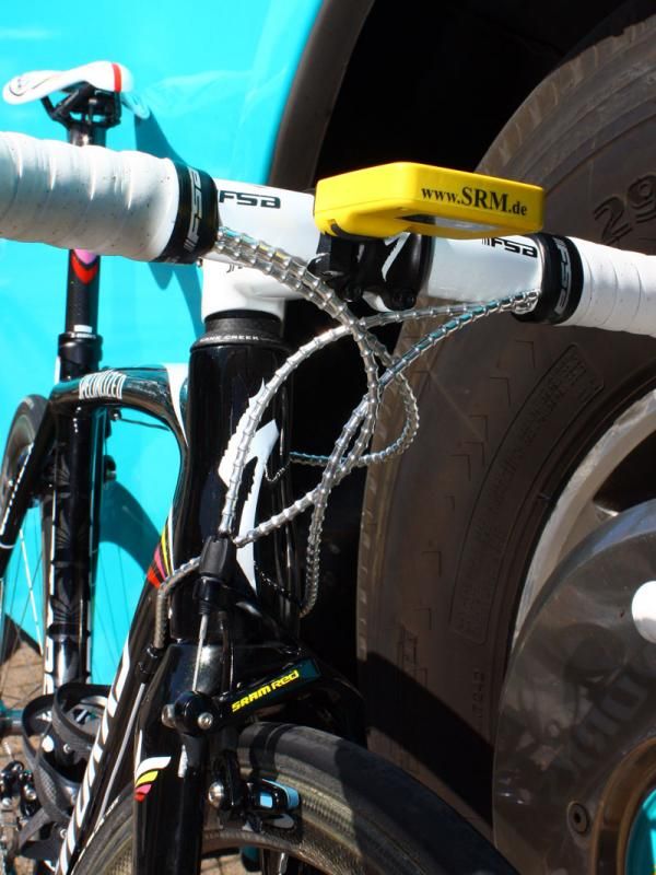 As we've noticed in the past, Munoz prefers to cross the derailleur lines around each other to keep them more neatly tied together.
