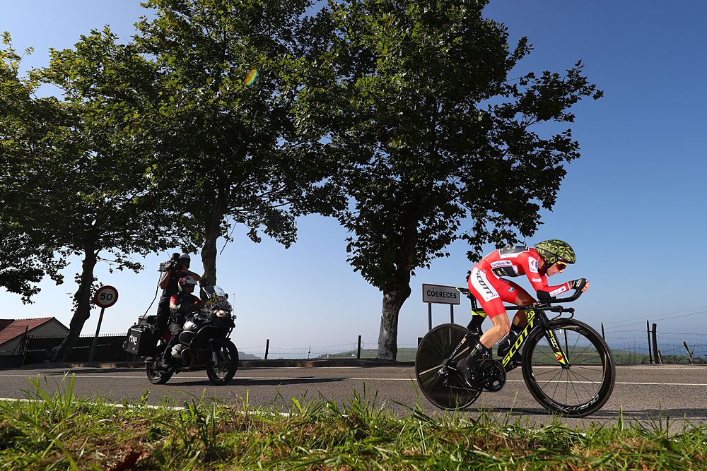 Simon Yates (Mitchelton-Scott) keeps the overall lead after the stage 16 time trial