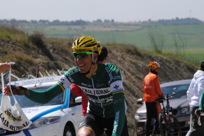 Omar Fraile (Caja Rural) gets his lunch
