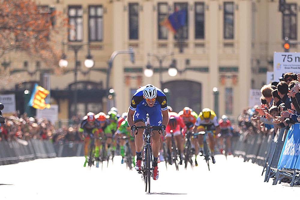 Stijn Vandenbergh holds off the chasing pack
