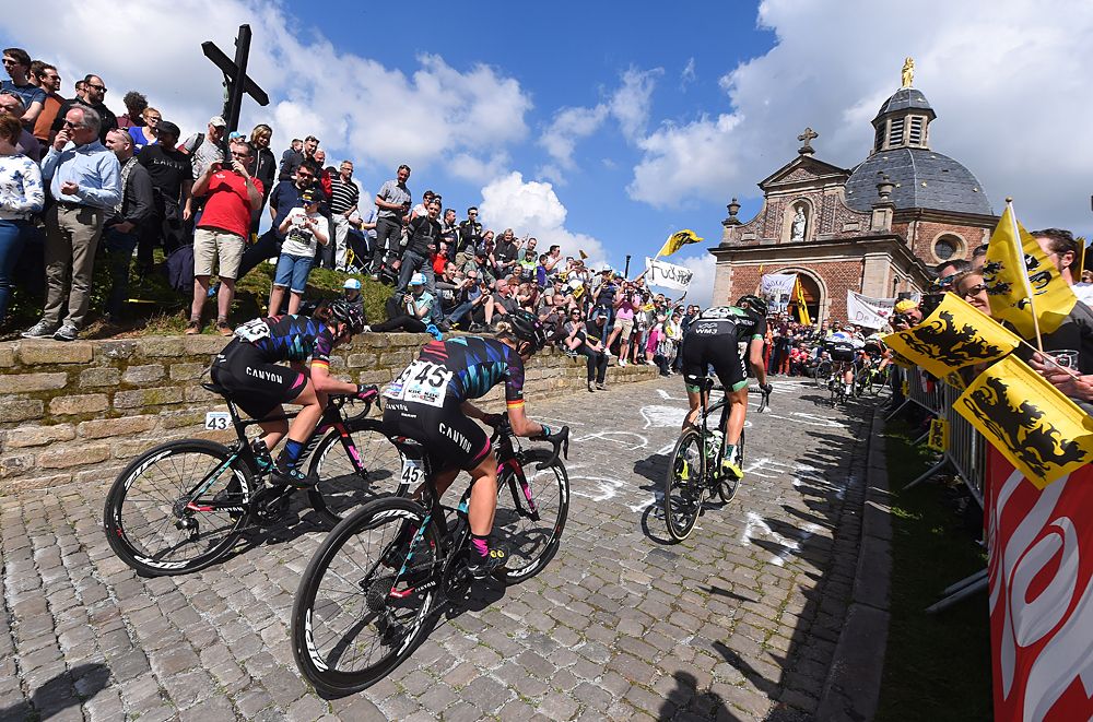 Up the Muur van Geraardsbergen at 2017 Tour of Flanders Women