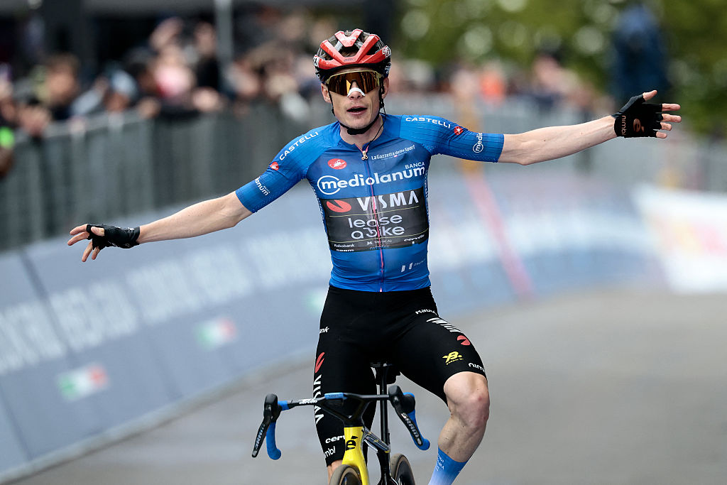 Team Visma Lease a Bike Danish rider Jonas Vingegaard, wearing the best climber's blue jersey (Maglia Azzura), crosses the finish line to win the 9th stage of the Giro d'Italia 2026 - Tour of Italy cycling race between Cervia and Corno alle Scale, near Doganaccia, central Italy on May 17, 2026. (Photo by Luca Bettini / AFP)