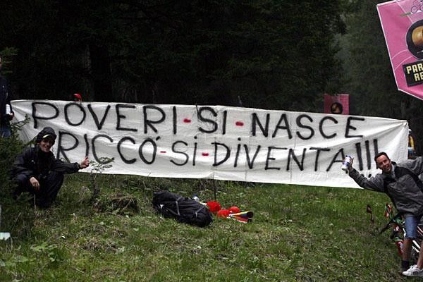 Riccardo Ricc&ograve; fans on the climb