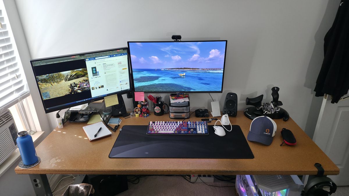 Desk with 4K monitor