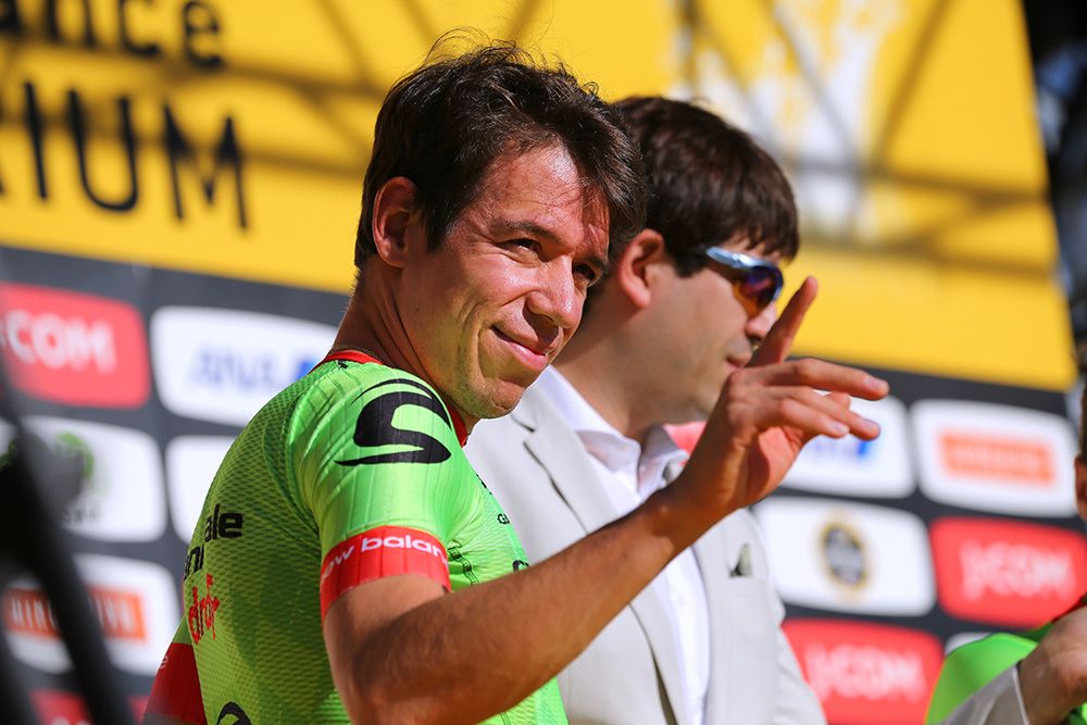 Rigoberto Uran waves to the crowd