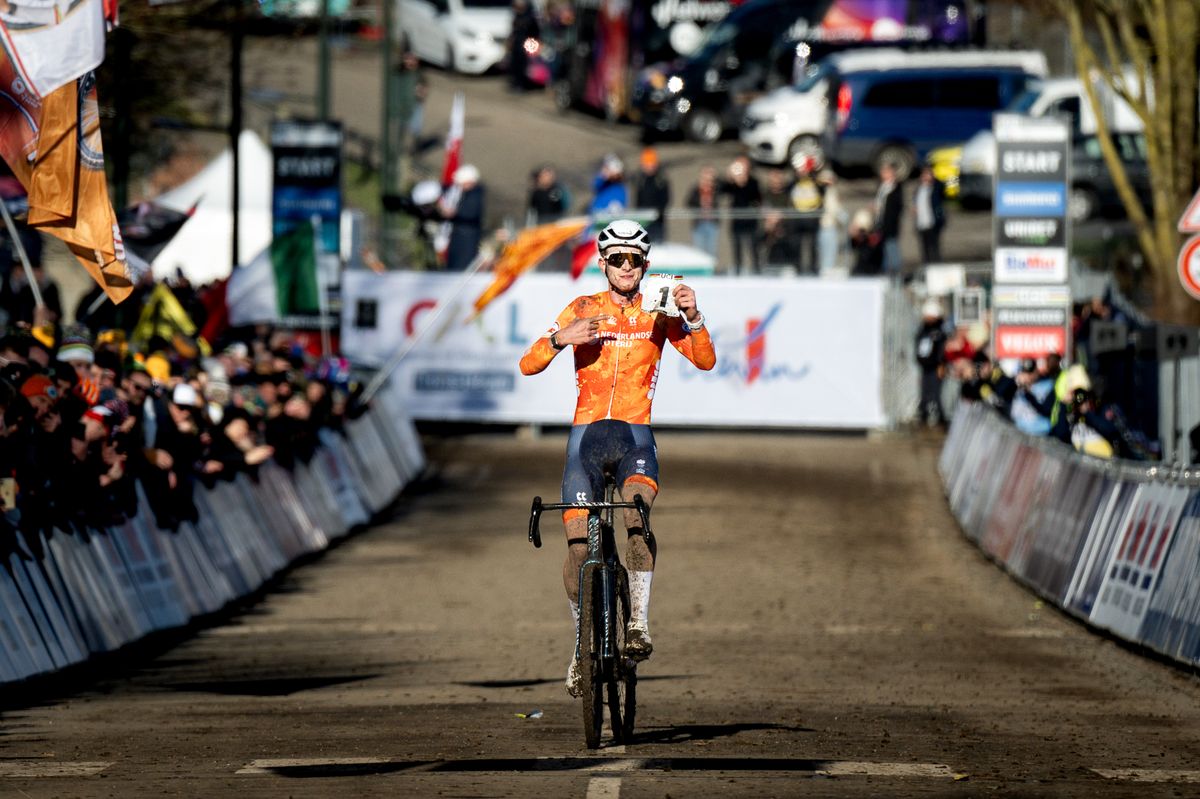 Del Grosso holds up the number 1 as he takes victory in Li&eacute;vin