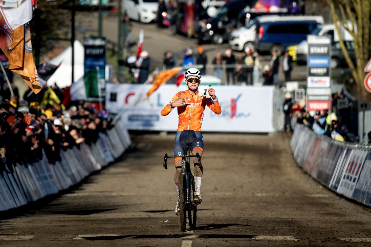 Del Grosso holds up the number 1 as he takes victory in Li&eacute;vin