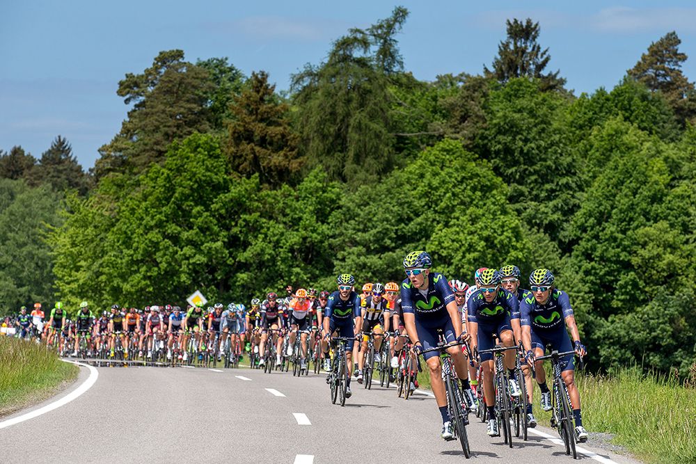 Movistar and Katusha lead the peloton