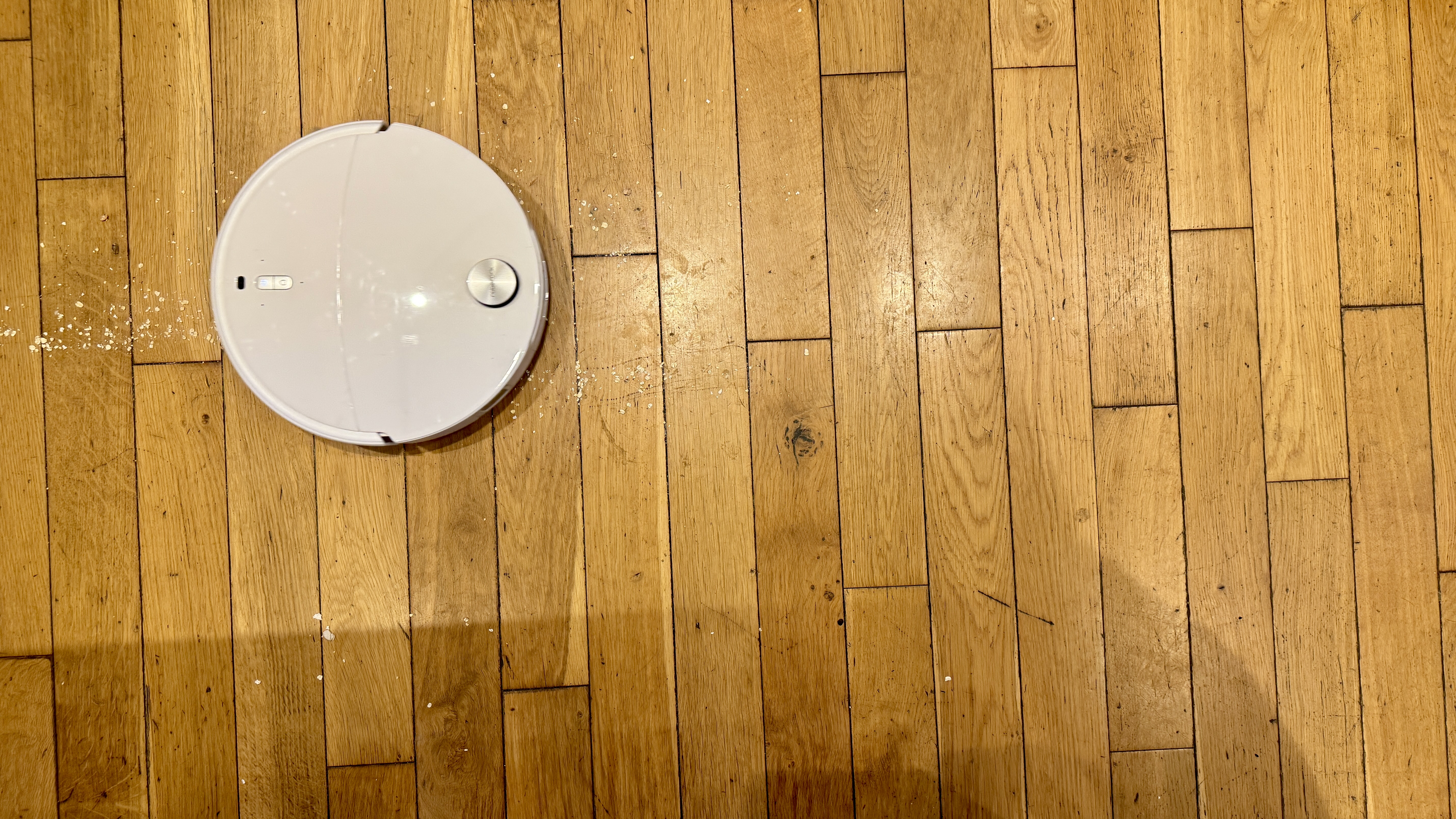 Roborock Qrevo Curv 2 Pro robot vacuum during the suction test on hard flooring
