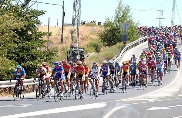 The peloton begins to pick it up