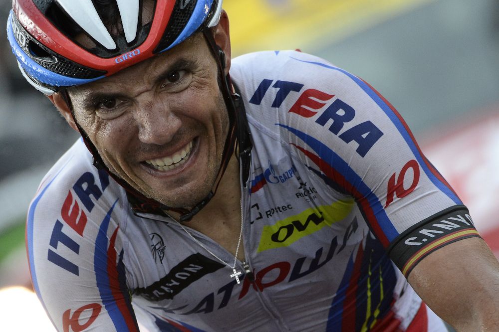 Joaquim Rodr&iacute;guez rides through the rain during stage 12.