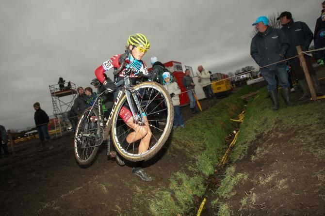 Josey Weik navigates the ditch at Loenhot.