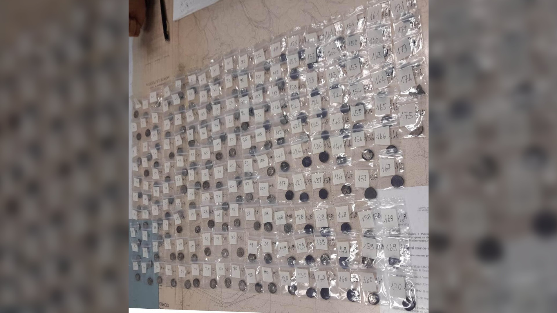 Hier sehen wir über 100 gefundene Münzen, alle verpackt und nummeriert.