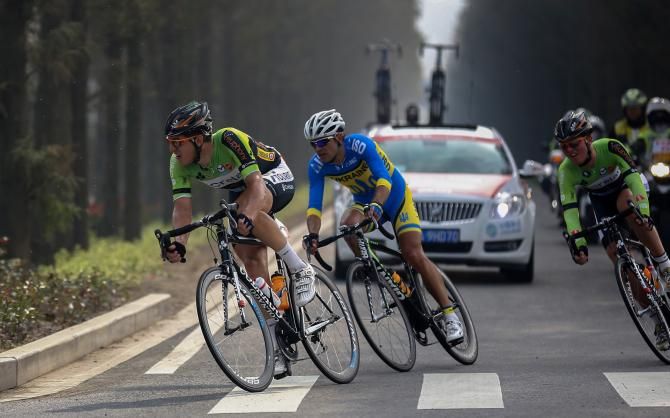 Jonathan Breyne leads Vitaliy Buts in the break