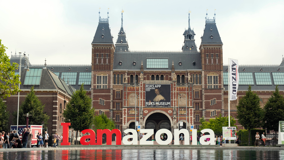 I Amsterdam Sign Returns With A Powerful New Message Creative Bloq