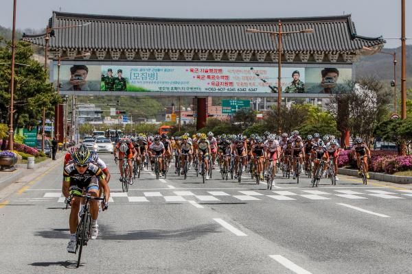 Riders try to bridge across to the breakaway in the Tour de Korea
