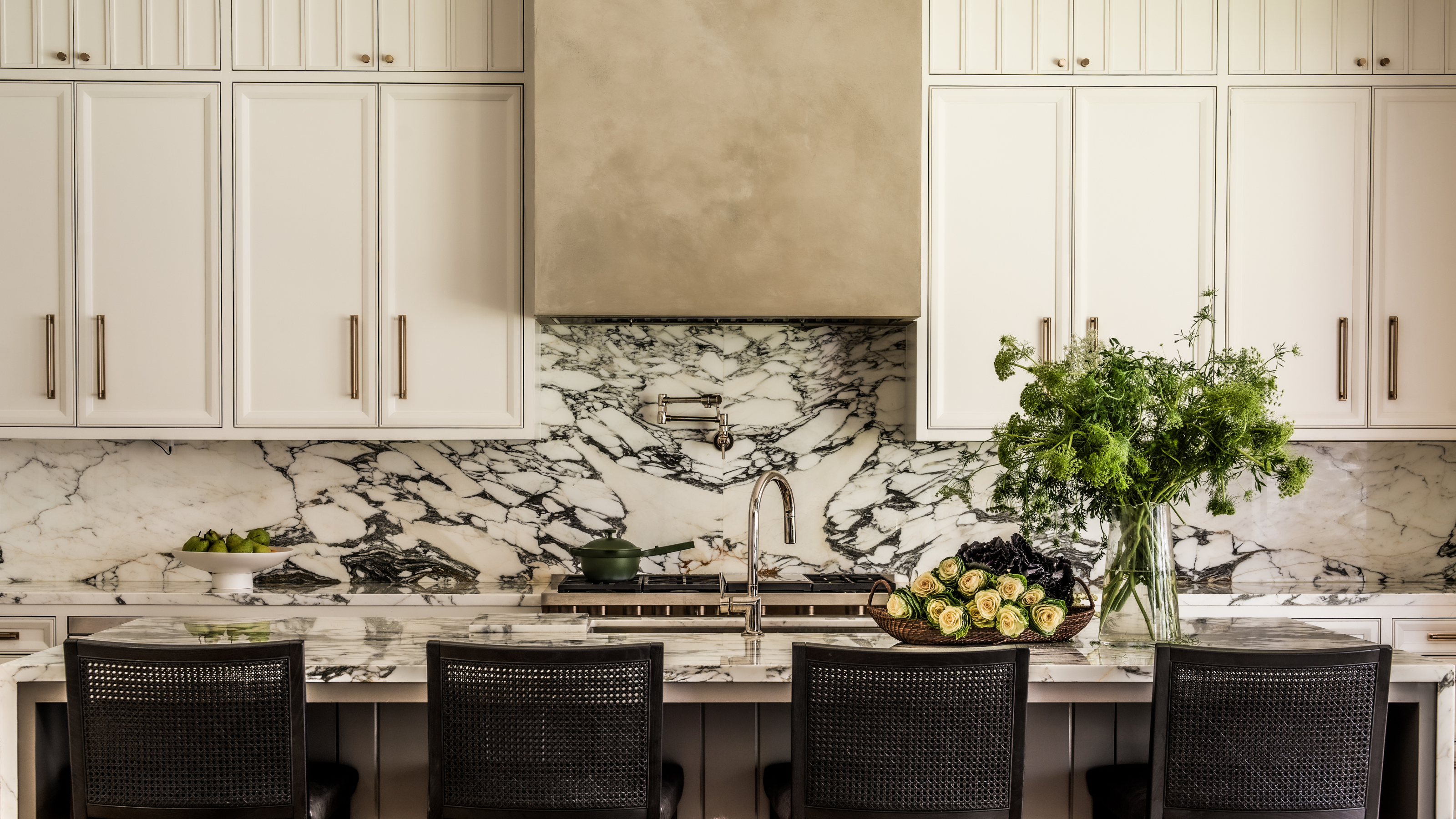 A modern monochrome symmetrical kitchen with dramatic veining in worktop and splashback