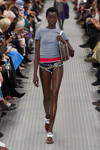 Ein Model läuft über den Laufsteg der Frühjahr/Sommer-Show 2025 der Paris Fashion Week von Miu Miu.