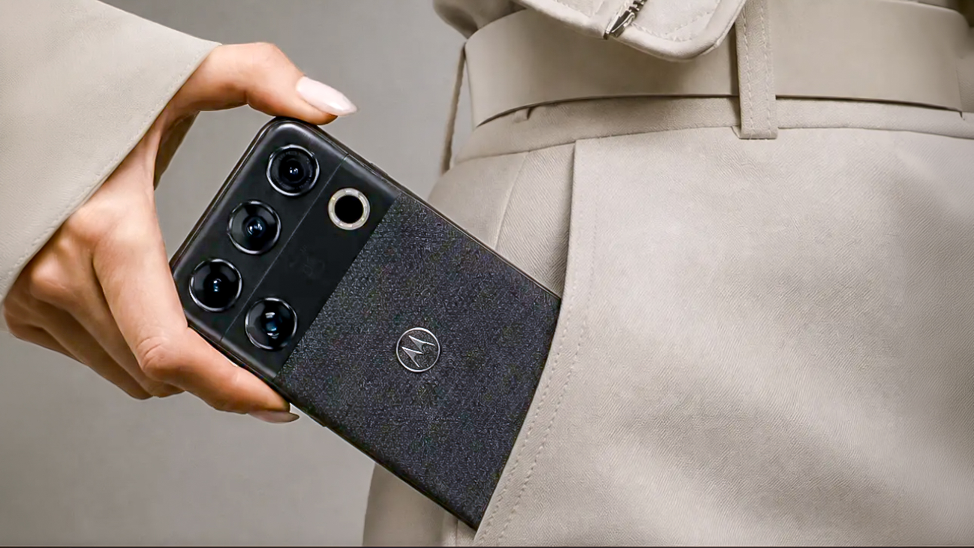 Motorola Signature 27 held in the hand.