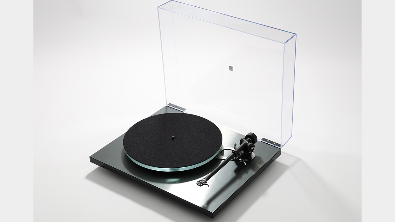 Rega Planar 3 Eco Special in aluminium finish with lid