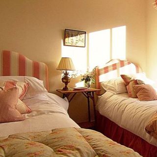 bedroom with pillow cushions and table lamp