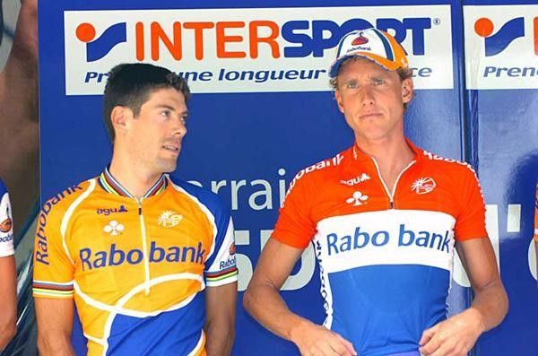Oscar Freire (Rabobank) asks Michael Boogerd for guidance