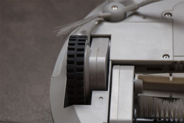 Rubberized wheels help the bObsweep bObi gain traction on different surfaces.