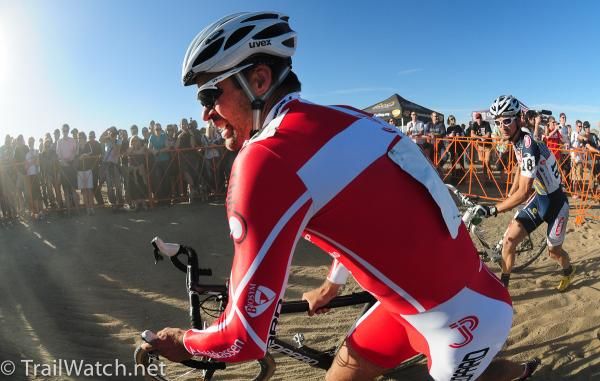Danish champion Joachim Parbo (Leopard Cycles) running in the sand with Davide Frattini close behind
