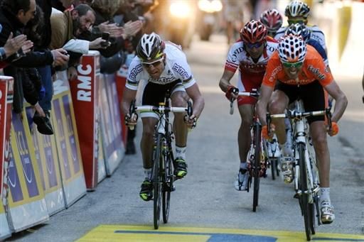 Cadel Evans (BMC) sprints to the line against Samuel Sanchez (Euskaltel-Euskadi)