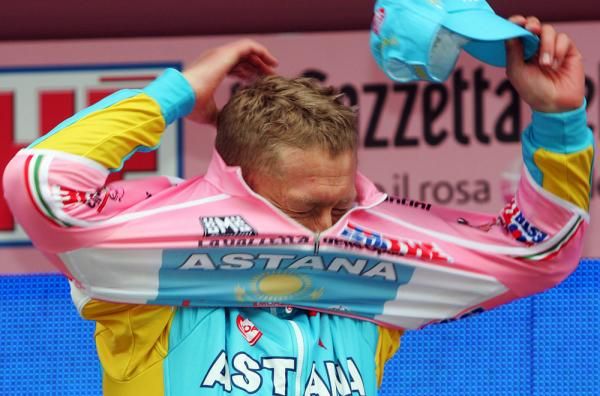 Tight fit: Alexandre Vinokourov (Astana) squeezes into pink once more