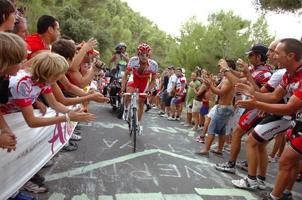 David Moncoutie (Cofidis) rides through raucous applause on the Alto Xorret del Cat&iacute;.
