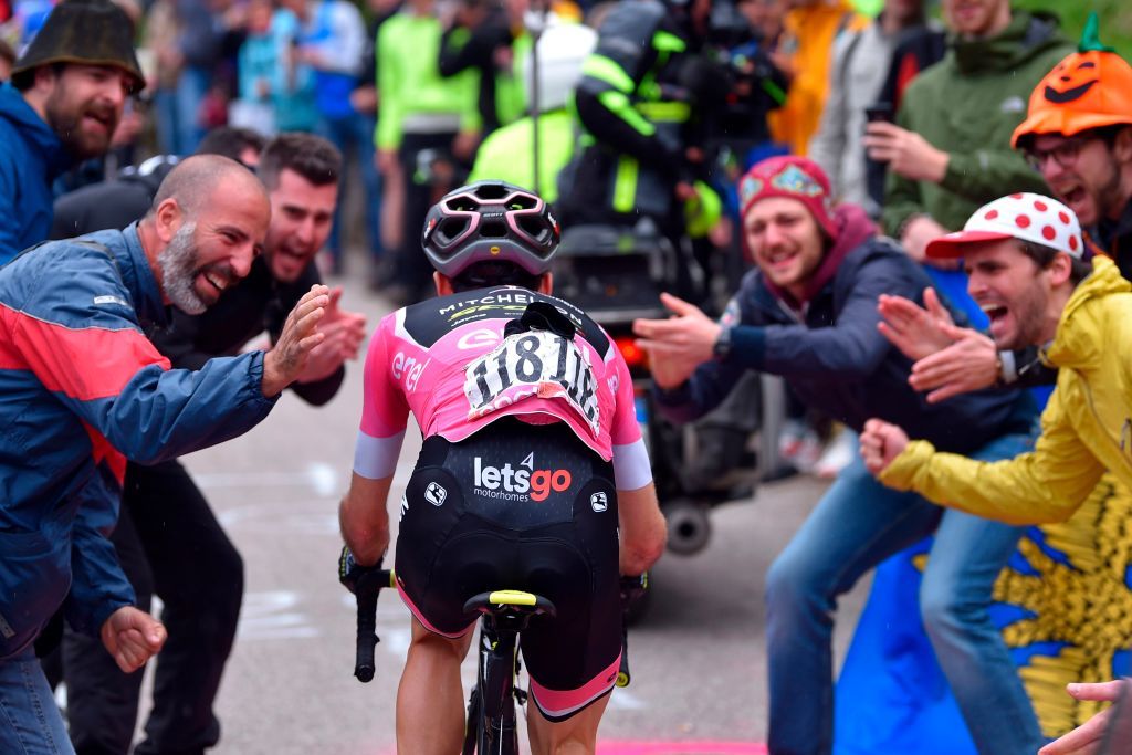 Simon Yates rides through the crowds at the 2018 Giro d&#039;Italia