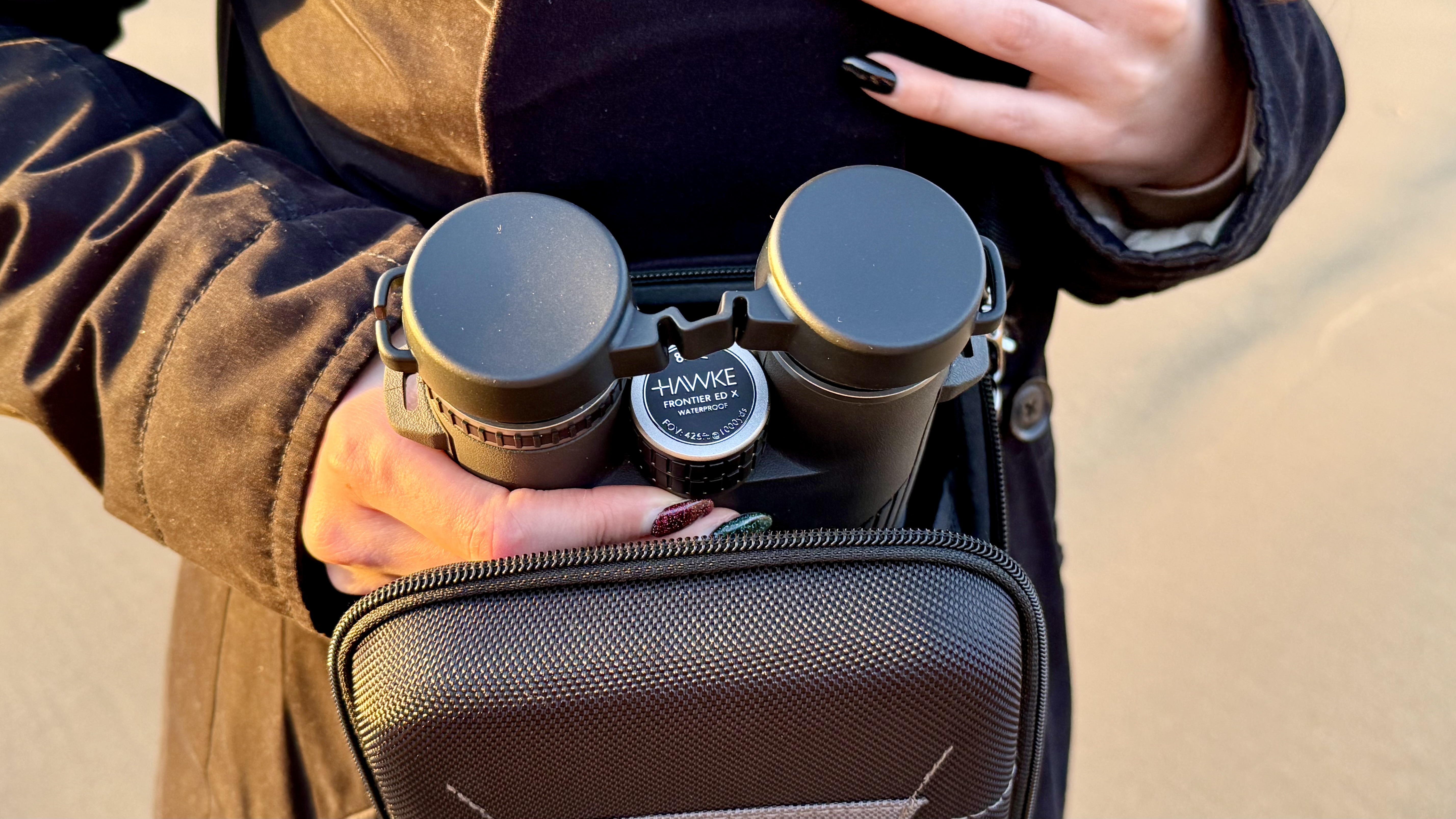 Хавке Фронтиер ЕД Кс 8к42 се вади из торбе