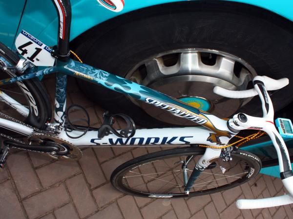Alexandre Vinokourov (Astana) may be racing in Italy at the moment but perhaps these colors make him feel a little more at home.