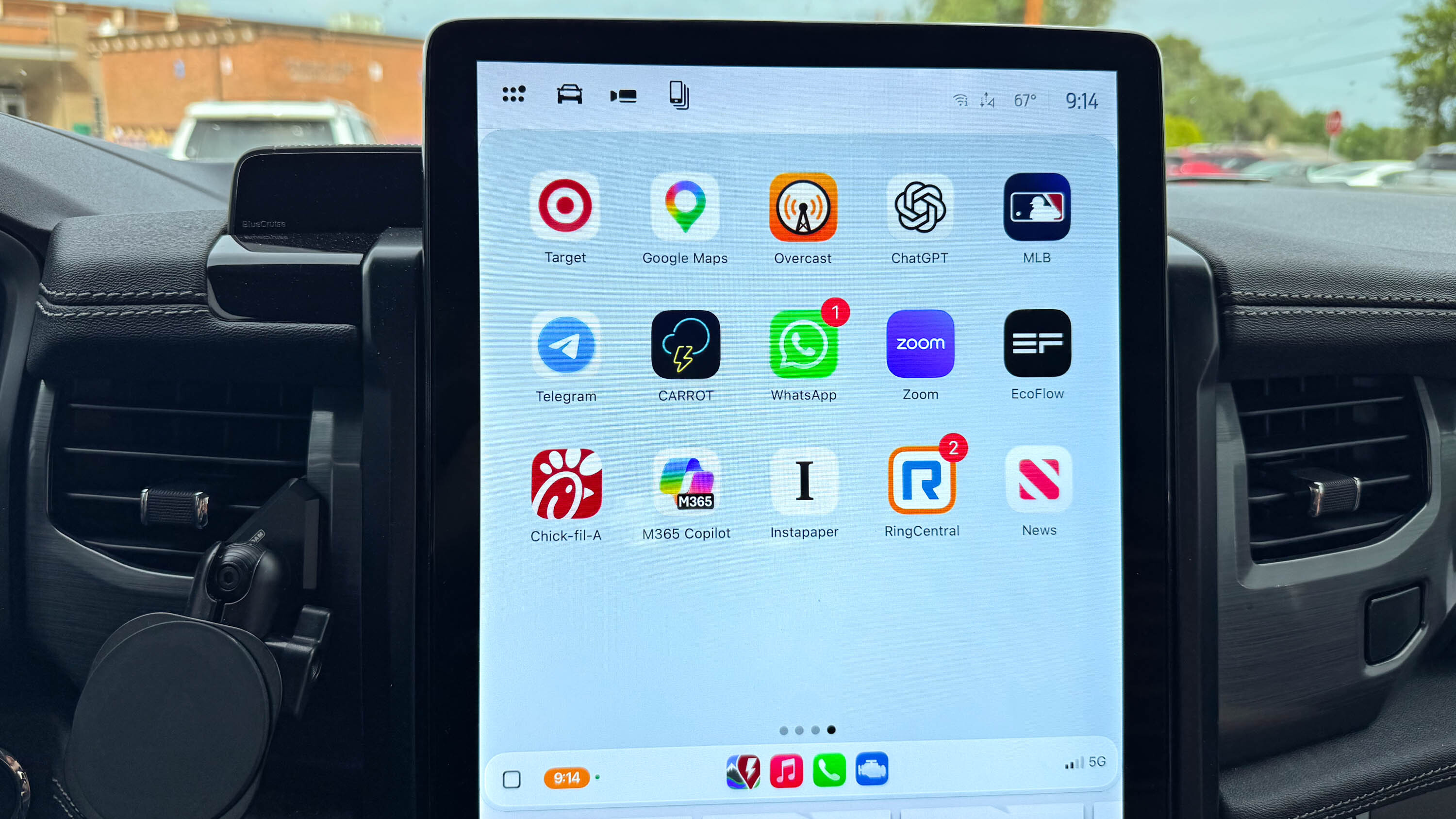 How to arrange CarPlay apps.