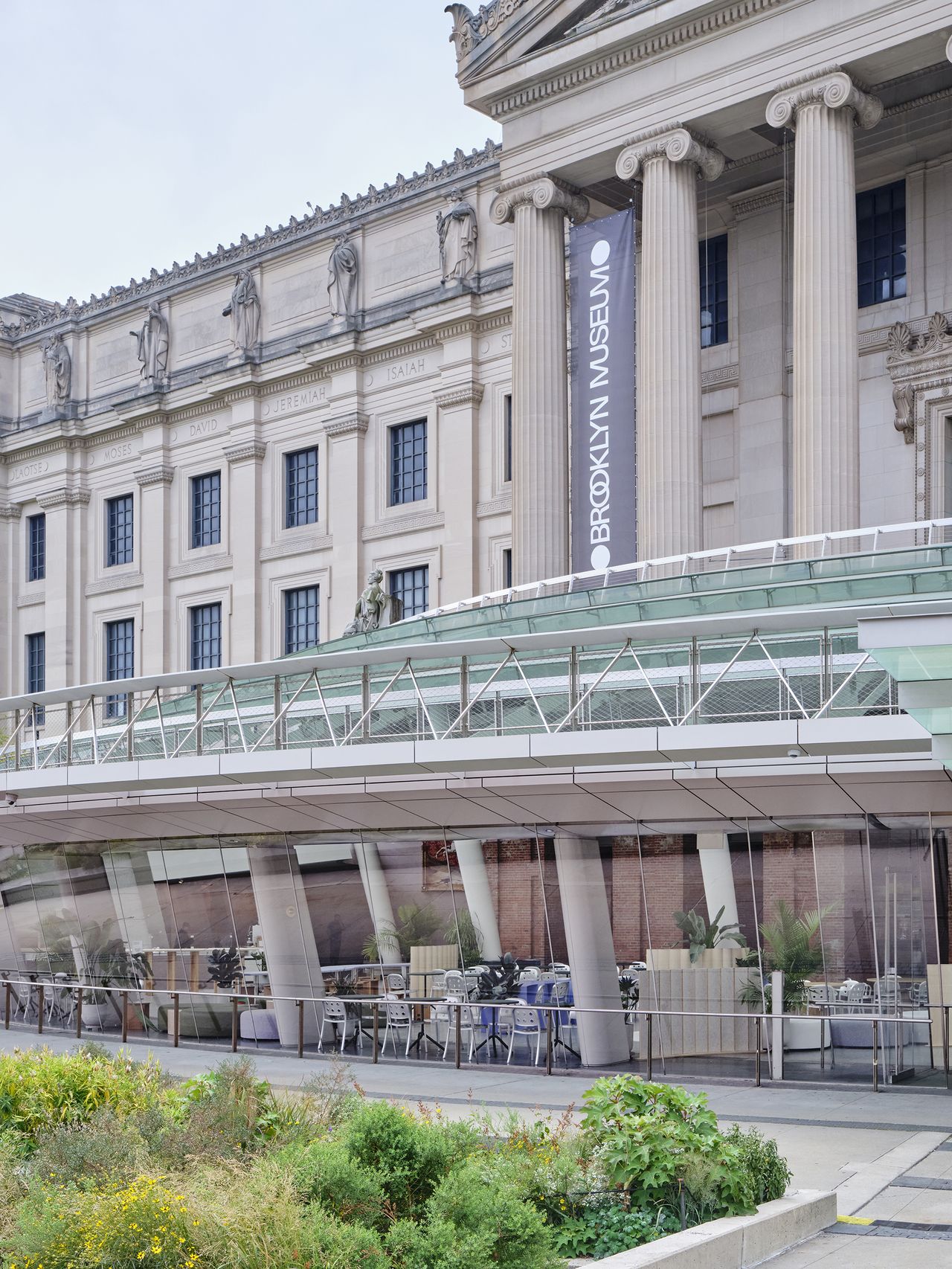 The outside of the Brooklyn Museum's cafe.