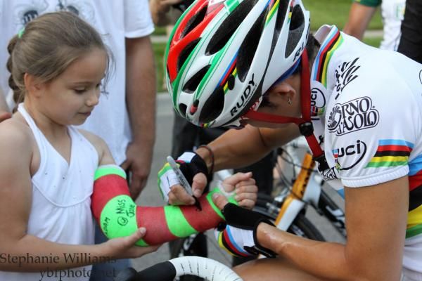 Giorgia Bronzini (Colavita Forno D'Asolo presented by Cooking Light) signs a cast
