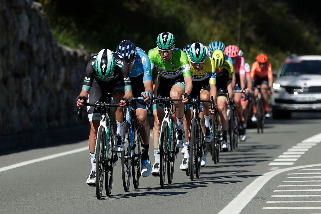 Gregor M&uuml;hlberger drives the chase in service of Emanuel Buchmann