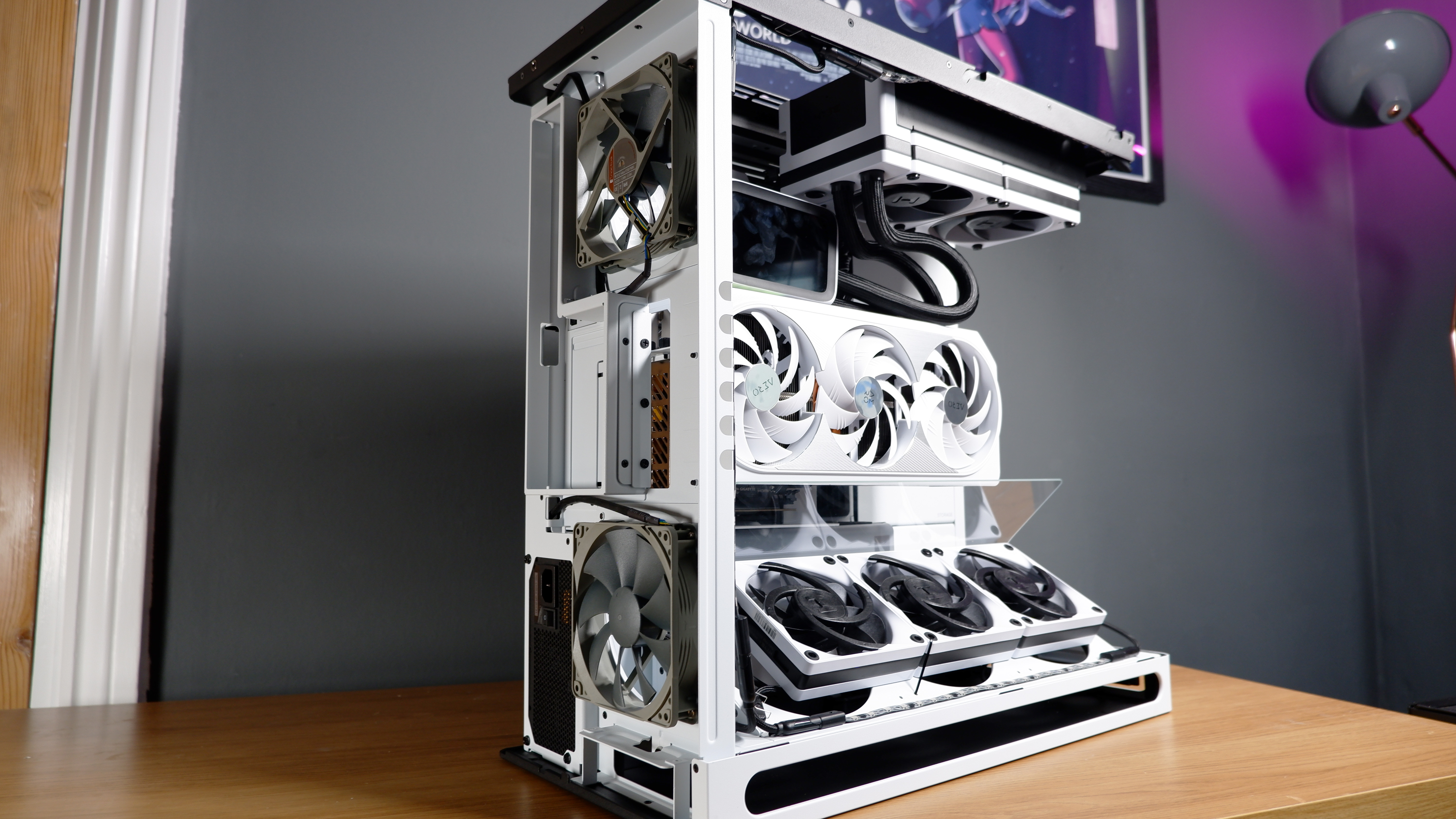 No intentes exprimir demasiadas ideas dentro de una sola computadora: para esta PC para juegos blanca con una RTX 4080 Super, casi lo hago