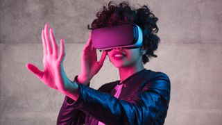 Eine Person, die ein allgemeines VR-Headset benutzt, ist beeindruckt von dem, was sie in VR sieht