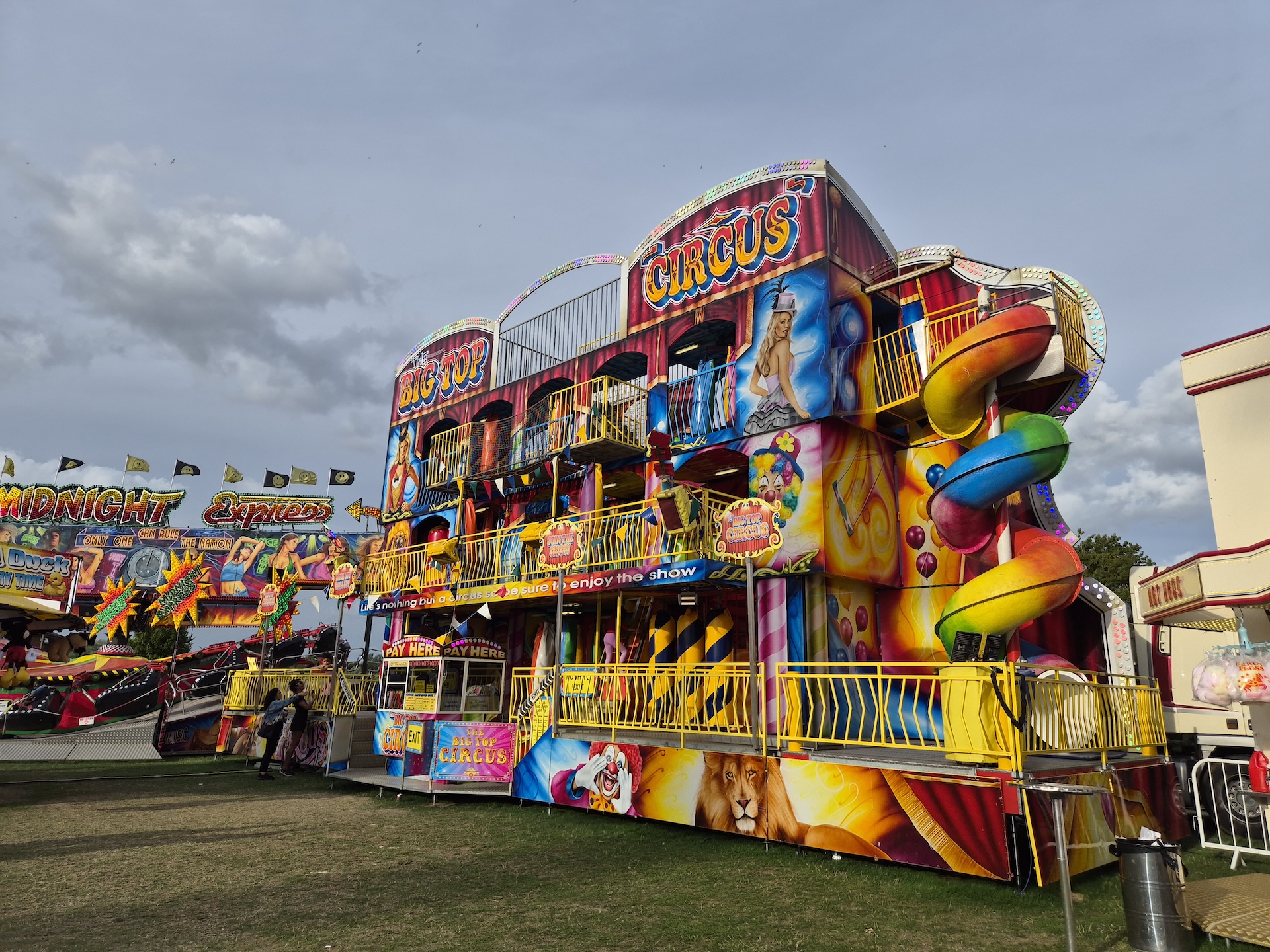 Camera Sample of a funfair captured on the Galaxy Z Flip 7 FE 
